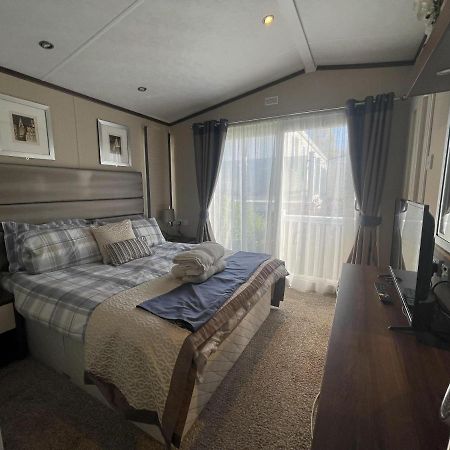 Poole Harbour View Lodge At Rockley Park Exteriör bild